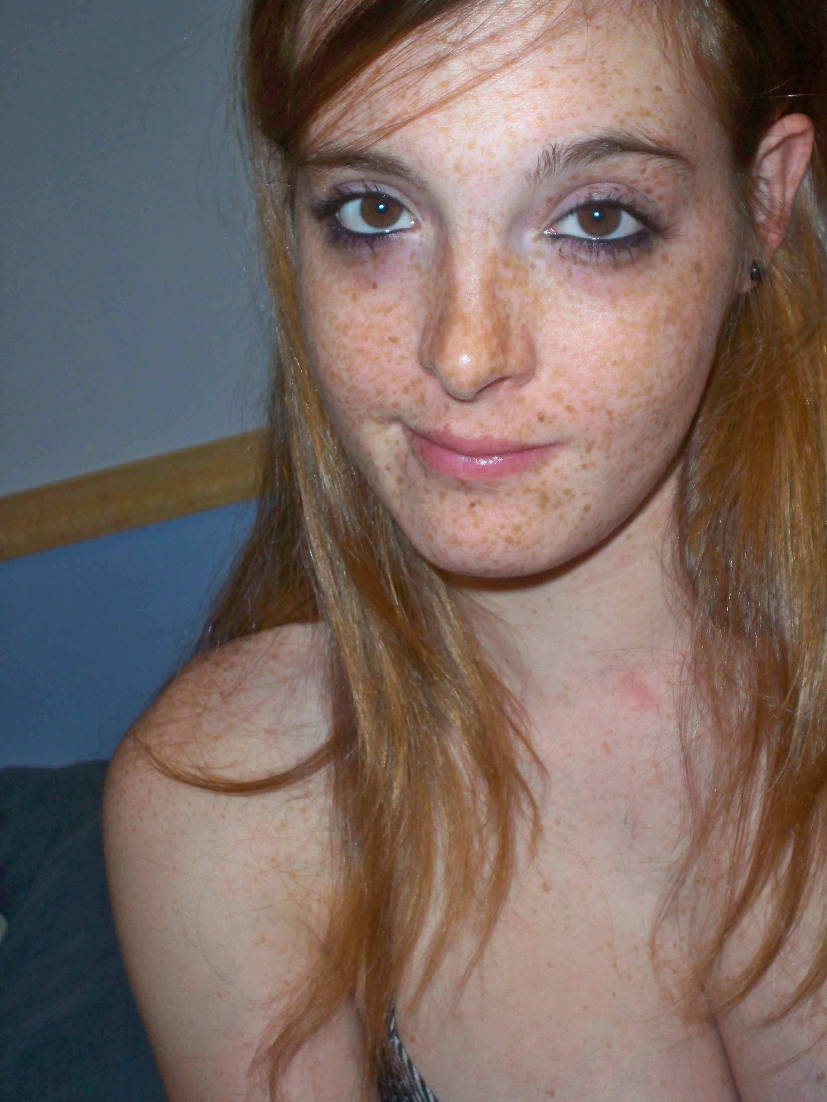 Freckled amateur ginger toys her oozing pussy.