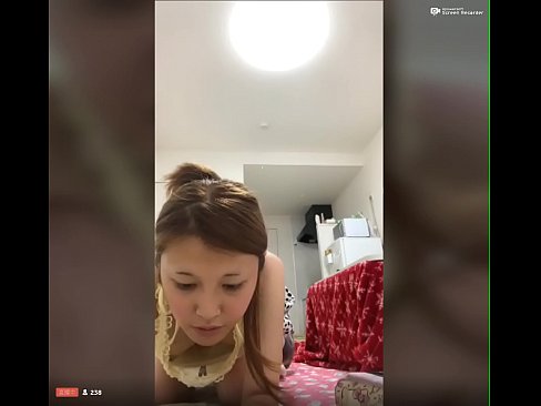 Periscope girl shows pussy