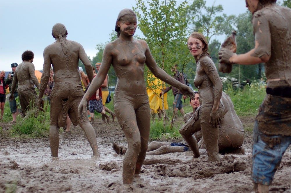 Nude mud bath