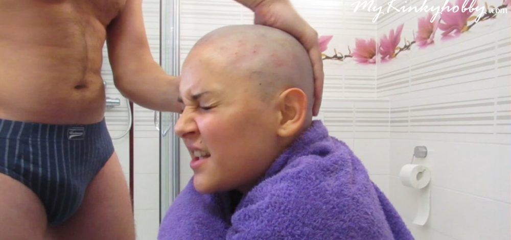 Lesbians shave her head